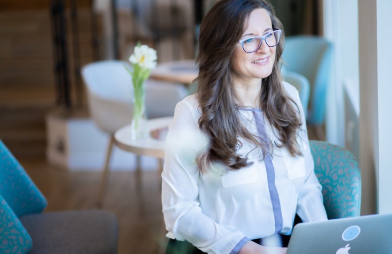 Sandra Laudenbach mit Laptop bei der Arbeit